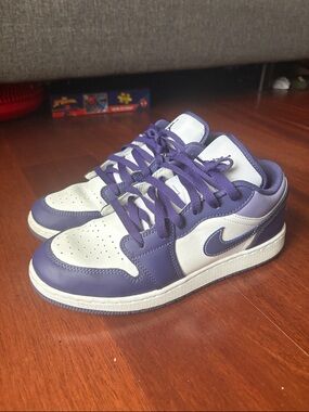 Nike Low-Top Sneakers in Purple and White